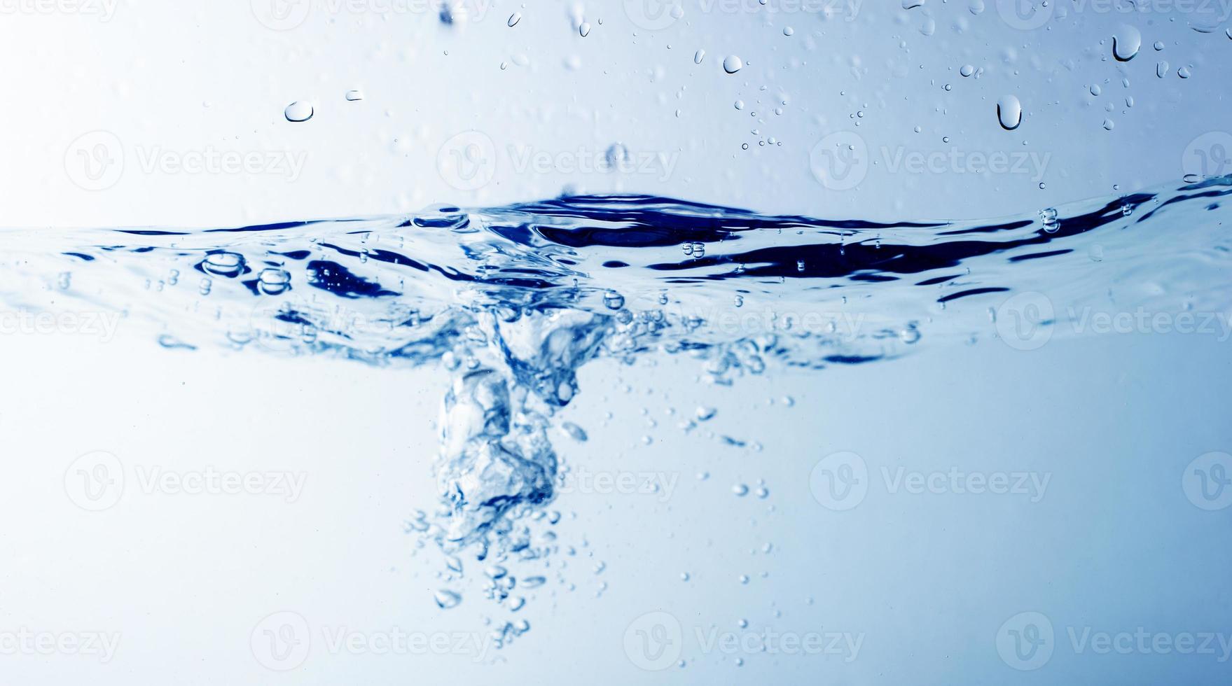 agua y burbujas en el fondo del agua azul foto