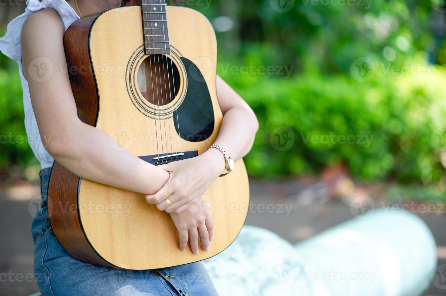 manos de músicos y guitarras acústicas, instrumentos musicales con muy buen sonido concepto de instrumento musical foto