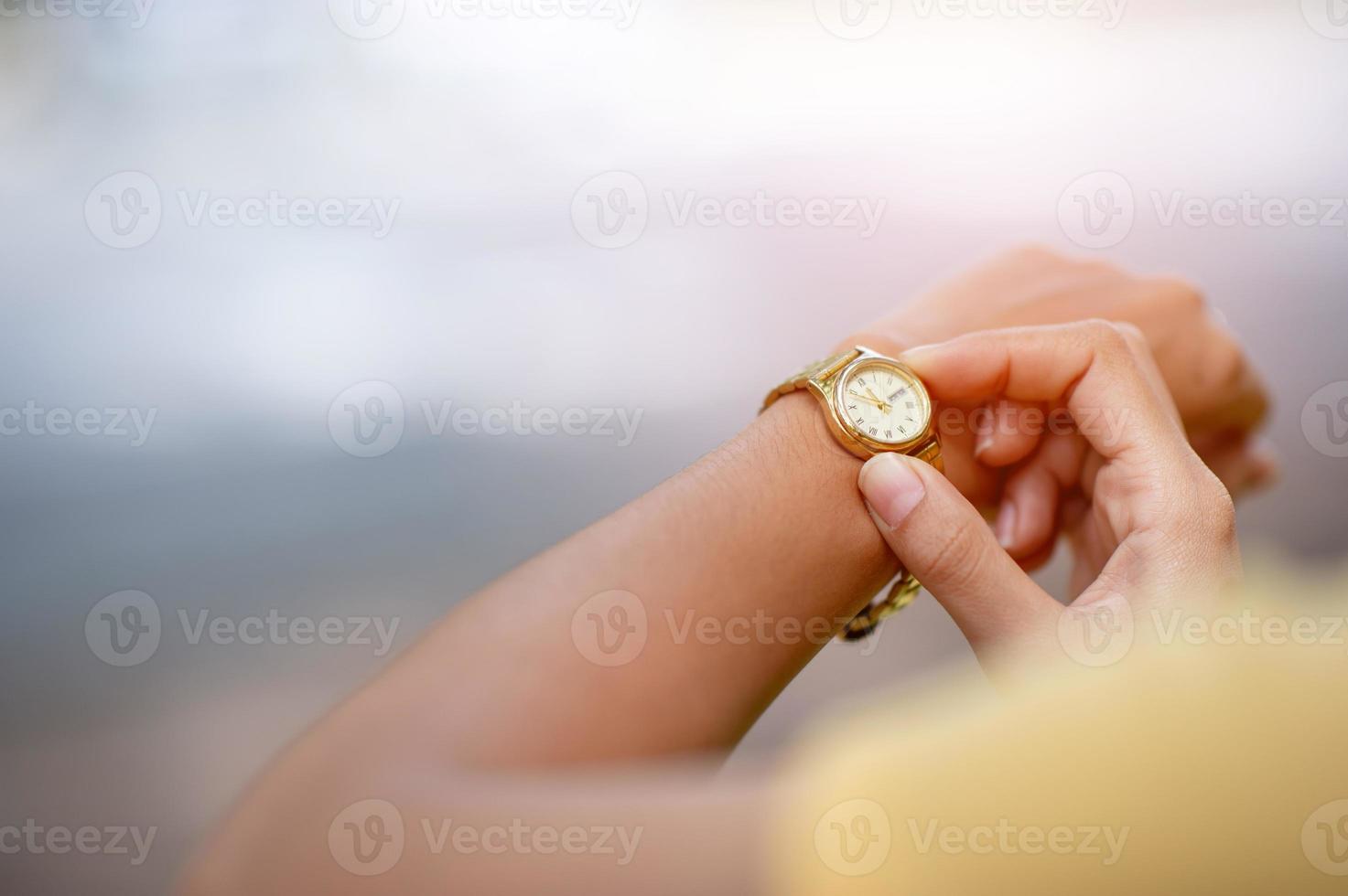 manos y relojes, comprobando el tiempo y los conceptos de puntualidad de trabajo foto