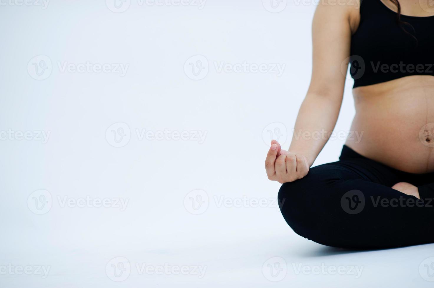 Pregnant people meditate in order to ensure complete mental health. photo