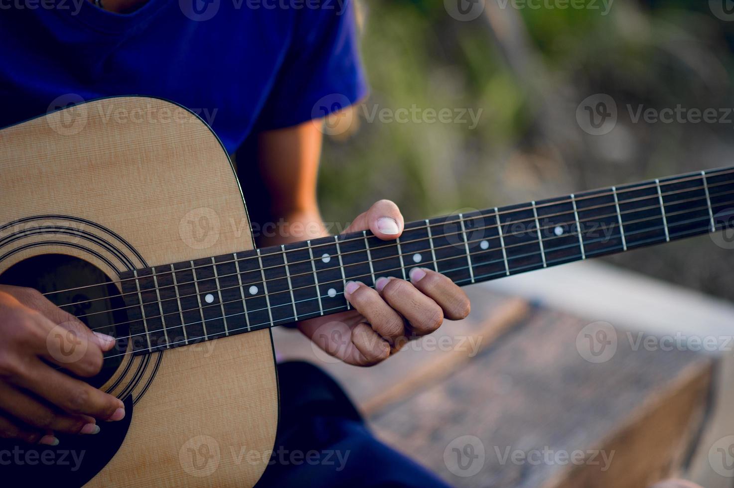 manos y guitarras de guitarristas tocando conceptos de guitarra, instrumentos musicales foto