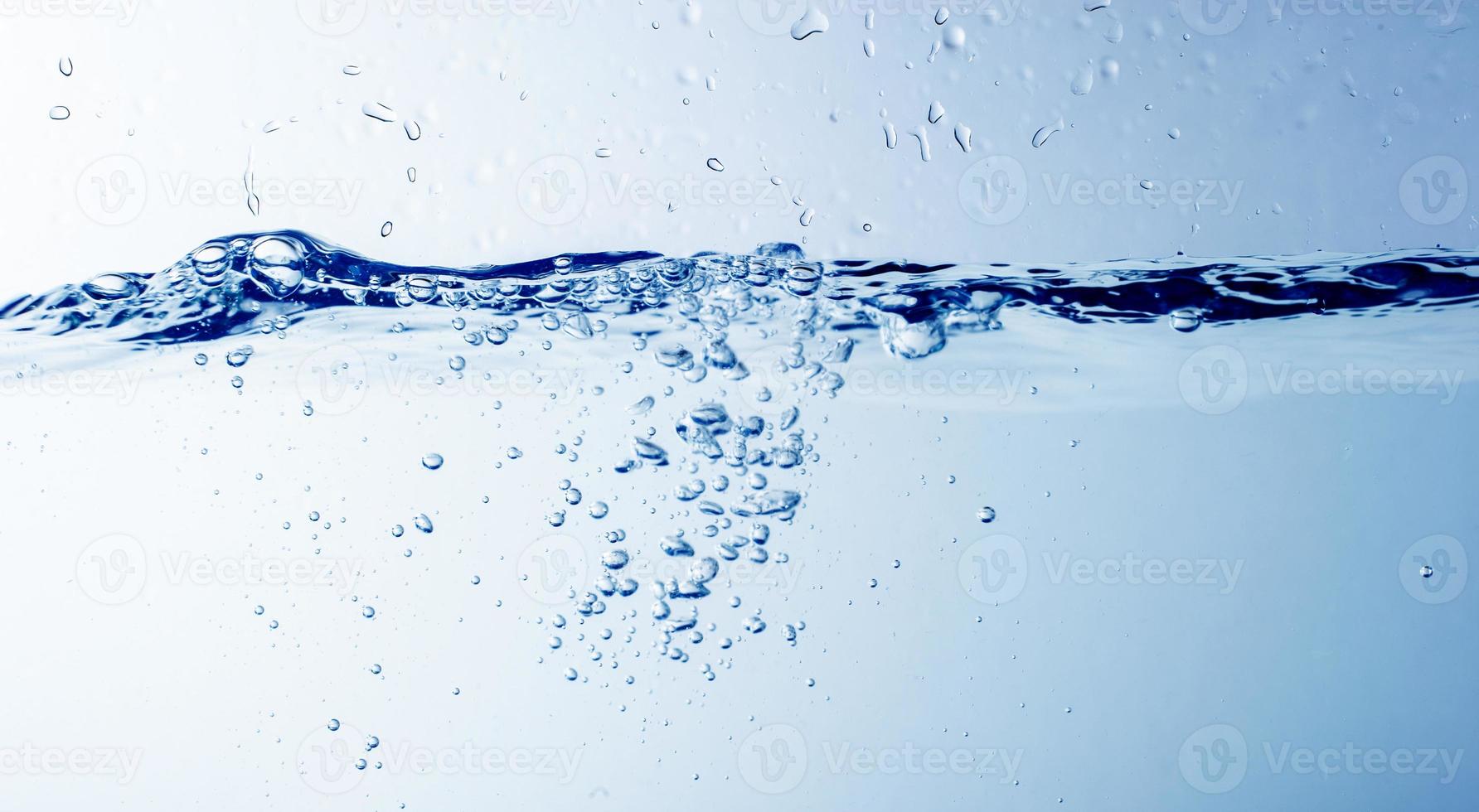 agua y burbujas en el fondo del agua azul foto