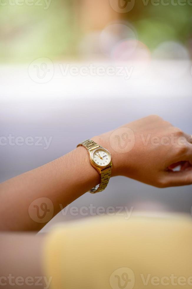 manos y relojes, comprobando el tiempo y los conceptos de puntualidad de trabajo foto