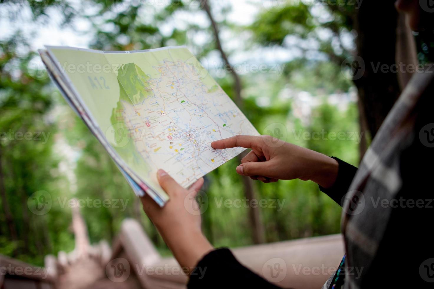 los turistas jóvenes y un mapa con una sonrisa están felices de viajar a varios lugares. foto