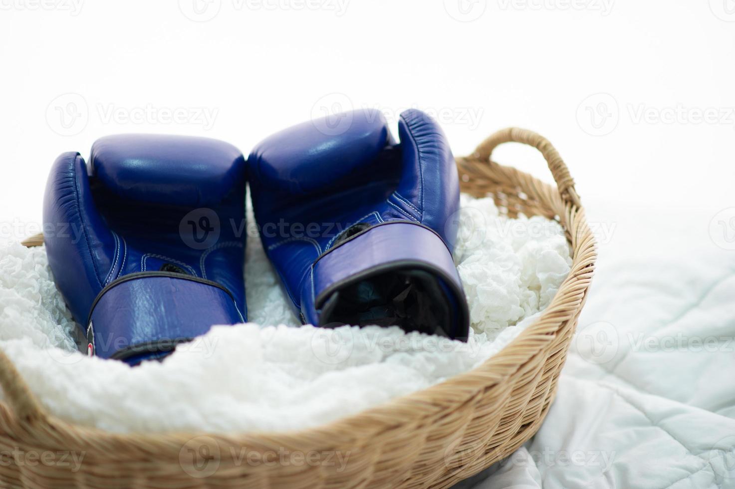 los guantes de boxeo de los boxeadores se colocan en blancos con esperanza y determinación por el boxeo. foto