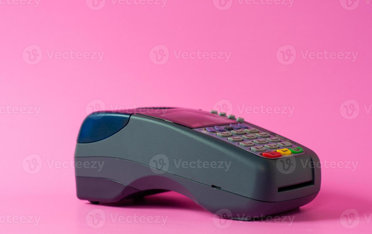 escáner de tarjetas de crédito en el fondo rosa foto