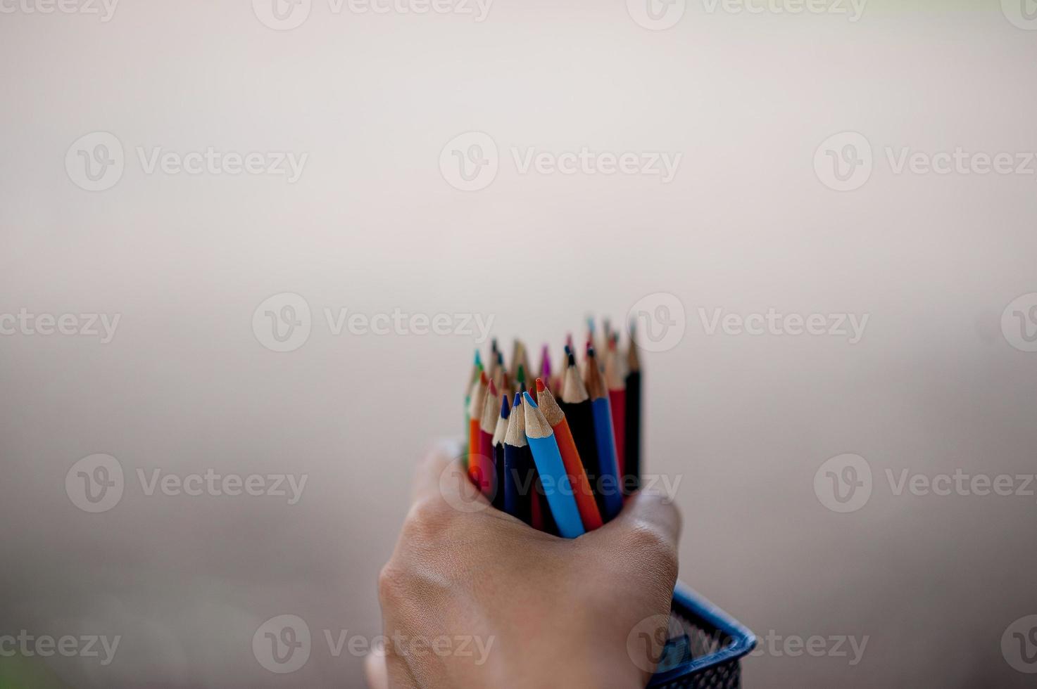 imágenes de mano y lápiz, concepto de educación de color de fondo verde con espacio de copia foto