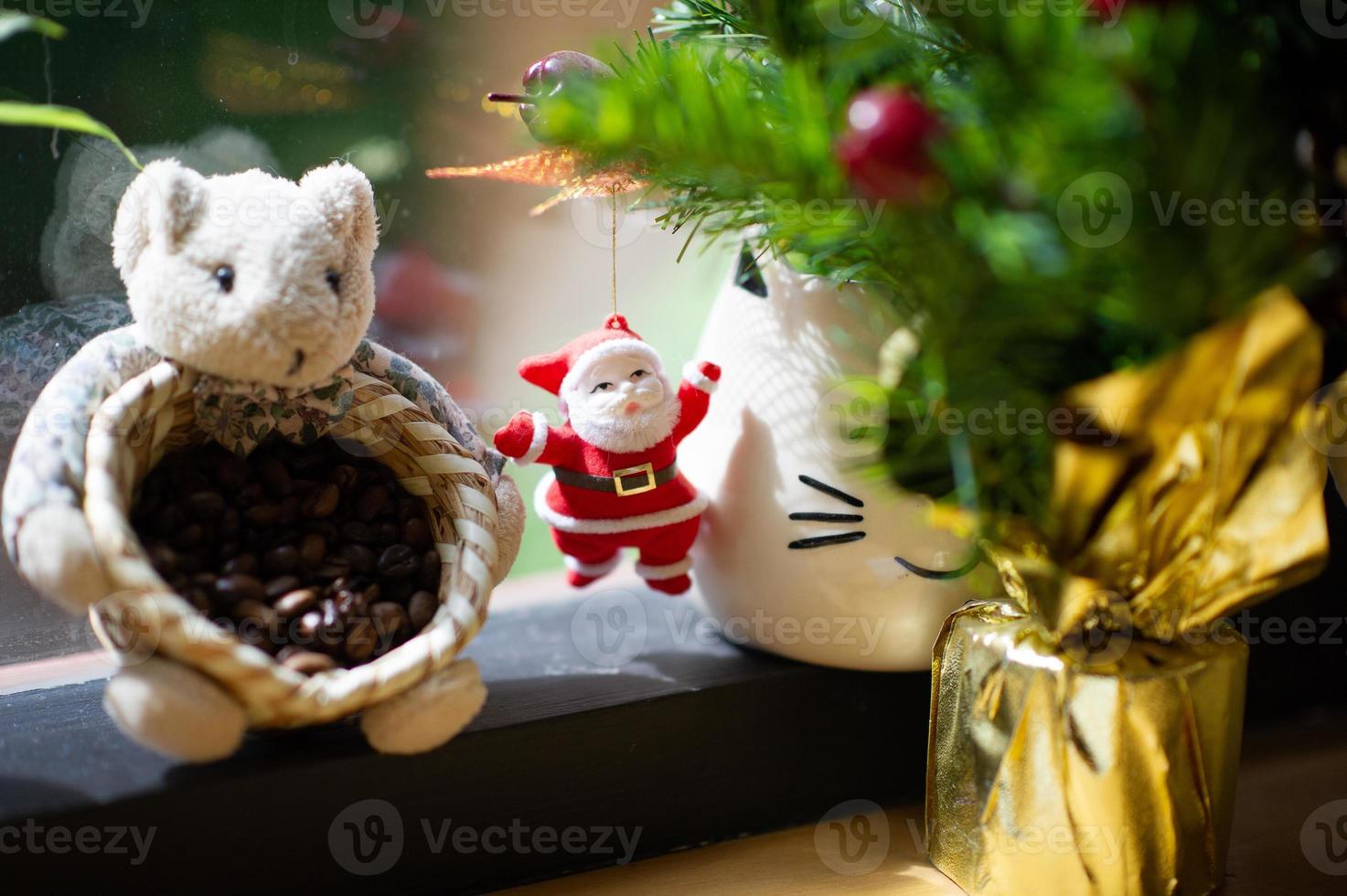 santa claus colgando del árbol climus foto