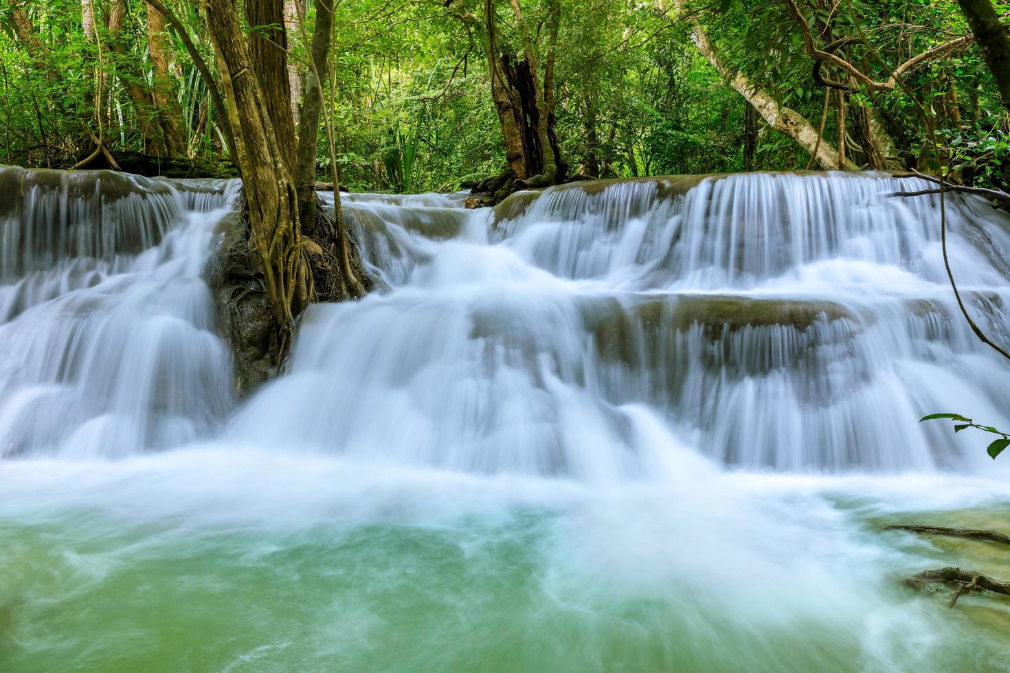 huai mae khamin cascada nivel 7, parque nacional khuean srinagarindra, kanchanaburi, tailandia foto