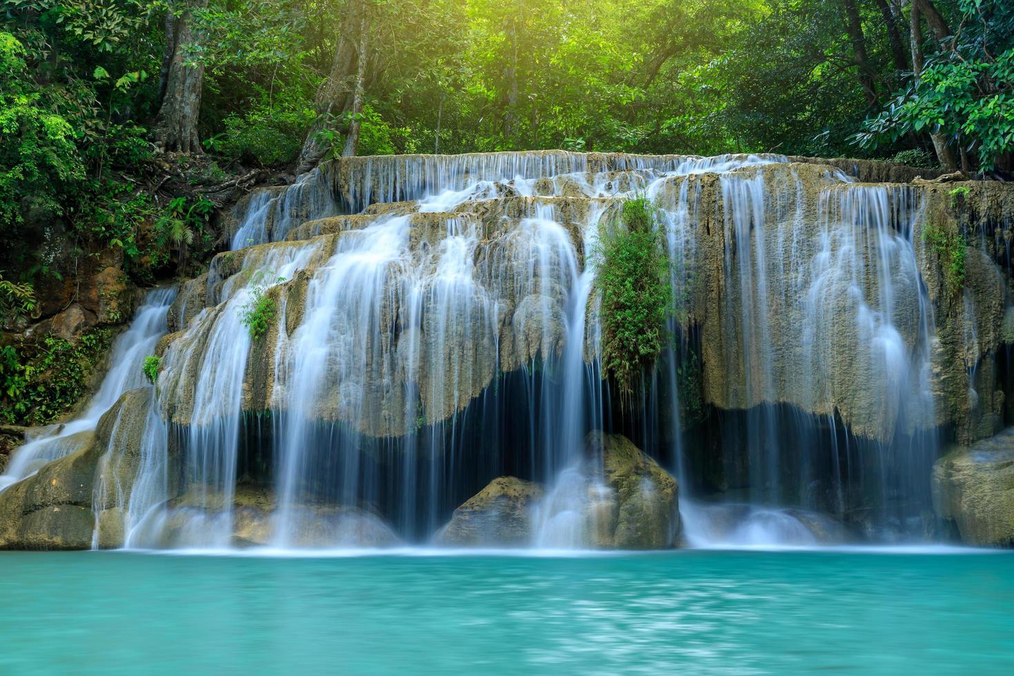 cascada de nivel 2, parque nacional de erawan, kanchanaburi, tailandia foto