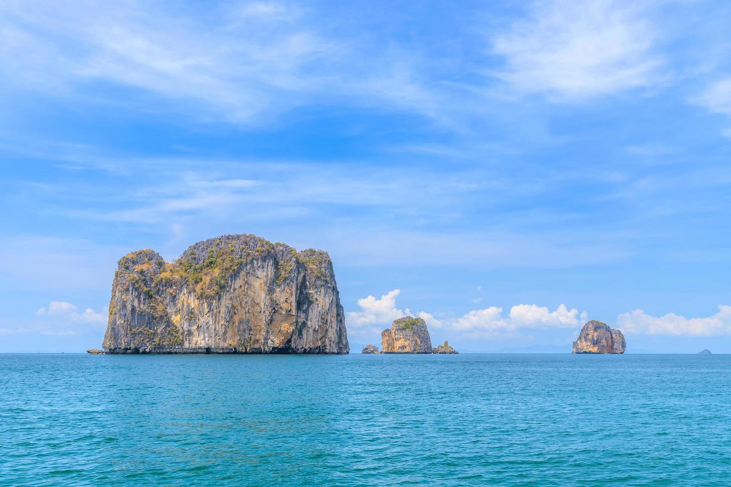 hermoso acantilado de montaña de roca de forma asombrosa en la isla de poda, bahía de ao phra nang, krabi, tailandia foto