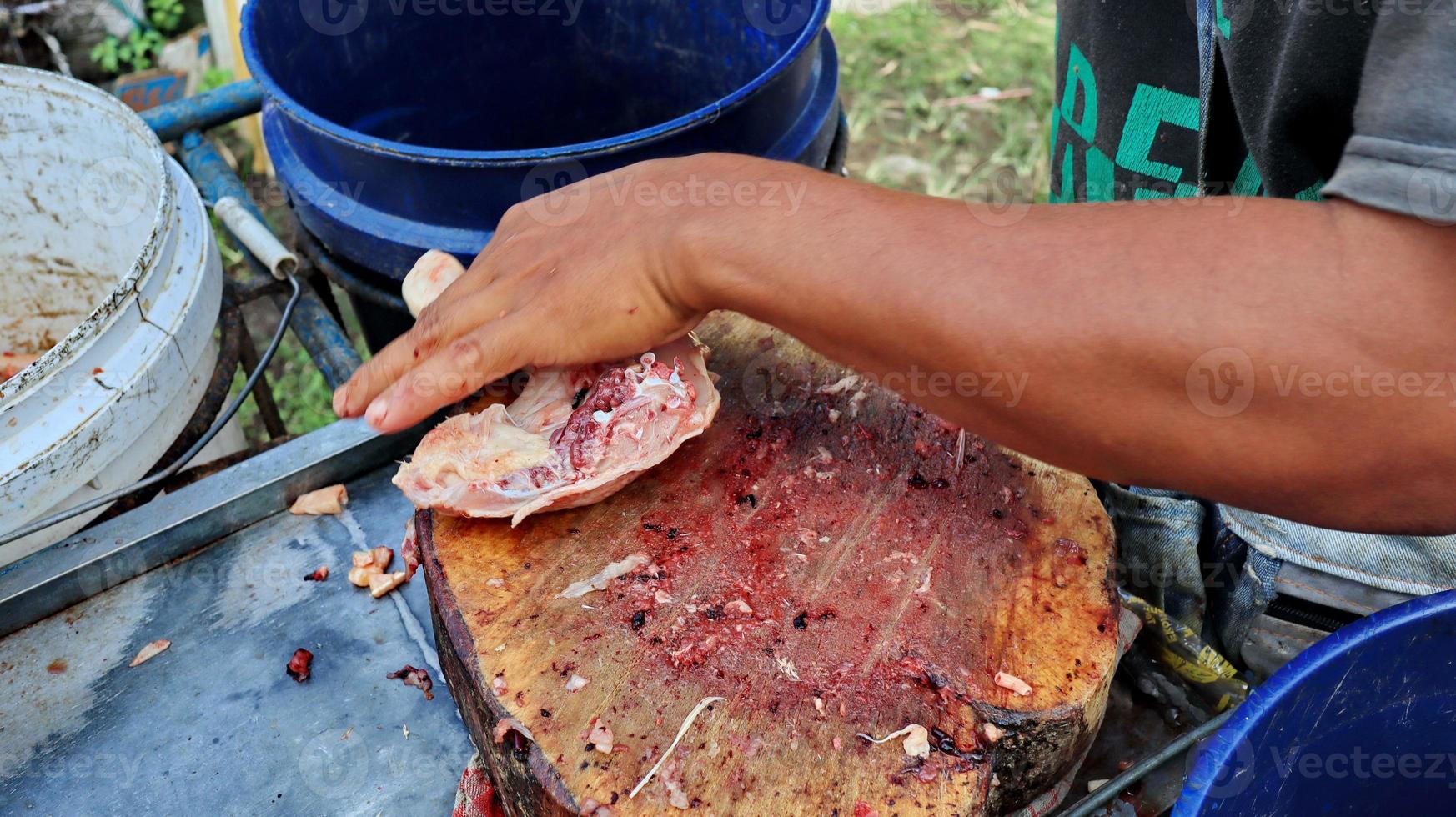 vendedor ambulante de pollo vendiendo en el pueblo foto