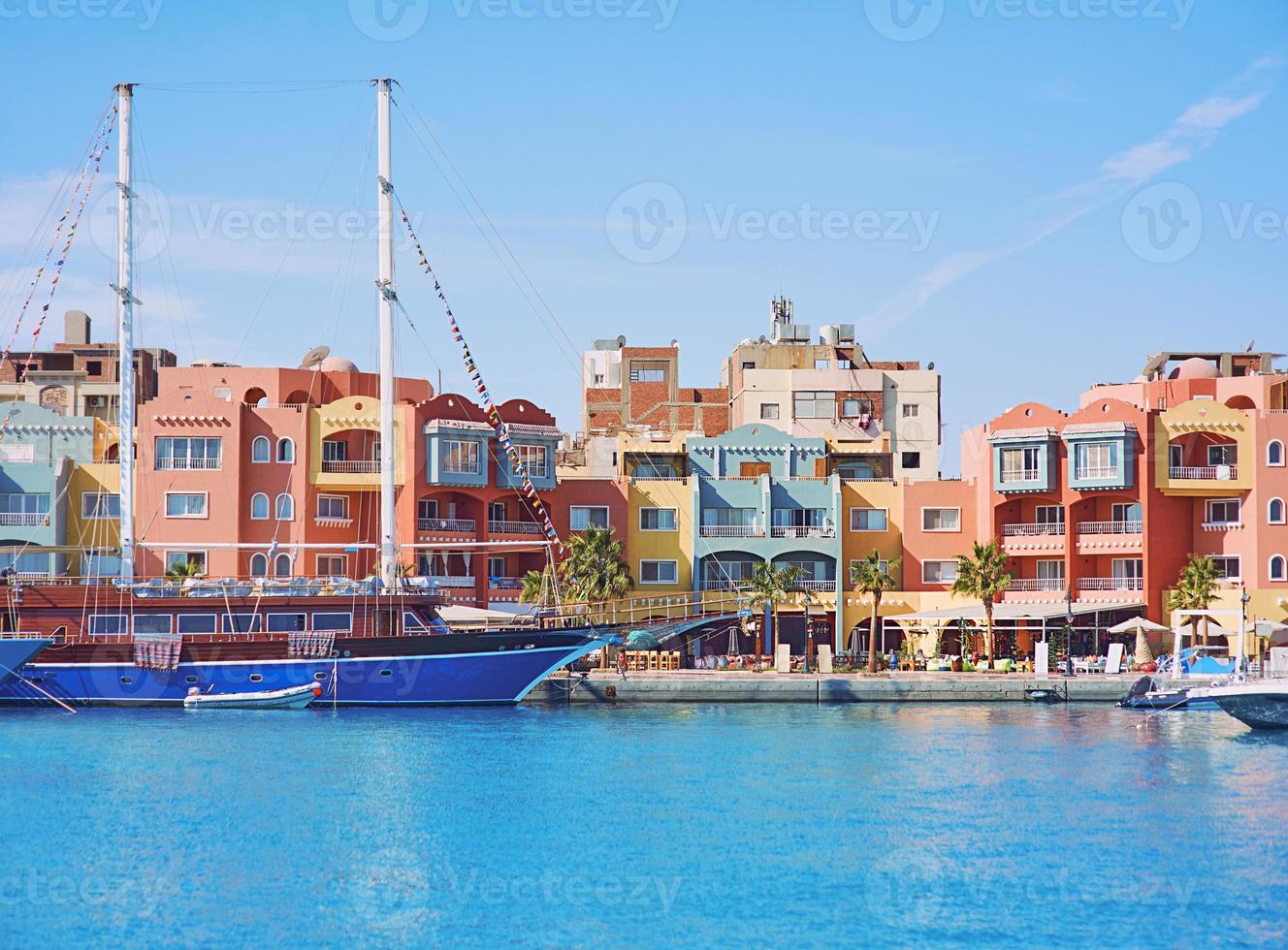 yates y barcos en la ciudad portuaria junto al mar en verano. viajes, recreación, concepto de medio ambiente. foto