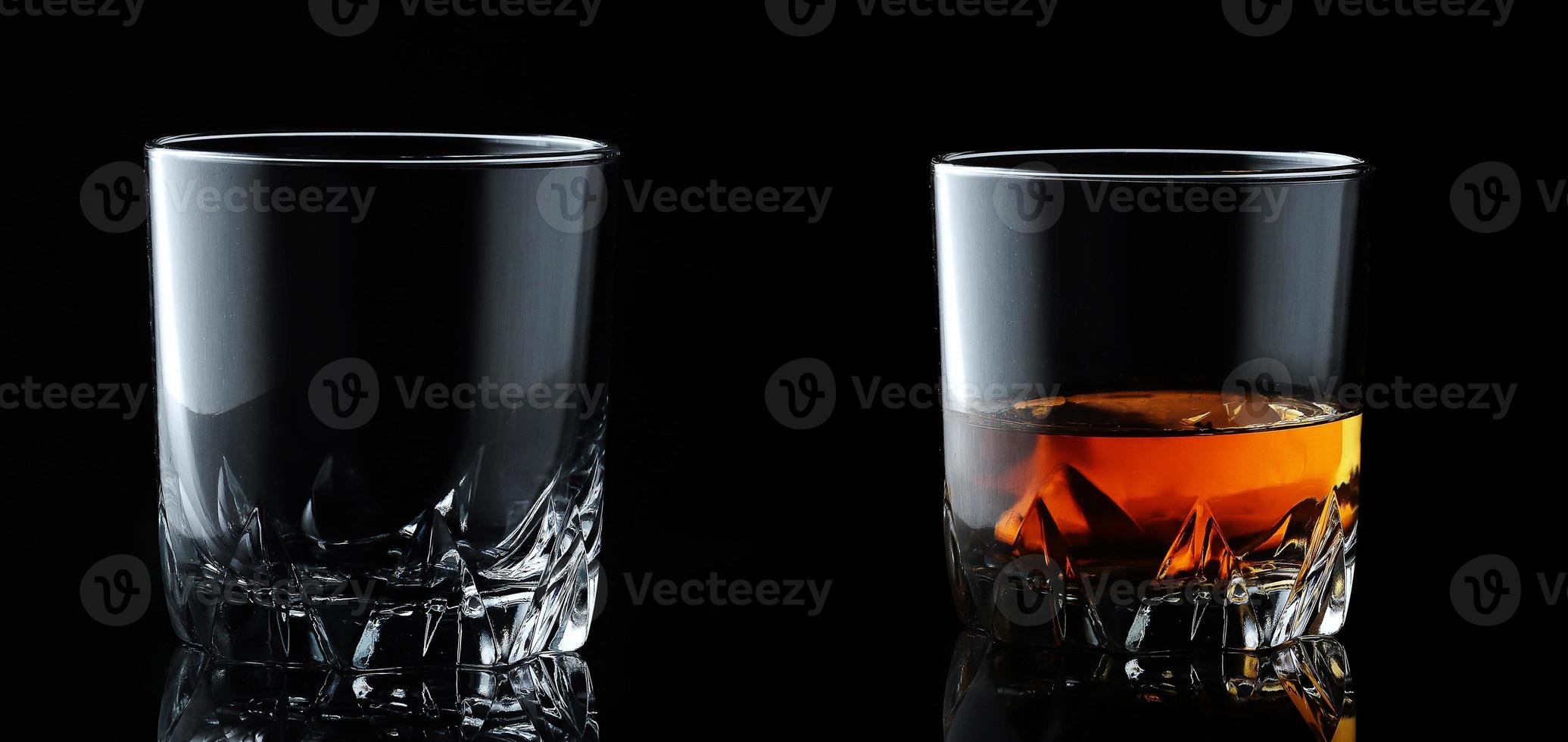 conjunto de bebidas alcohólicas. whisky escocés en vidrio elegante sobre fondo negro. foto