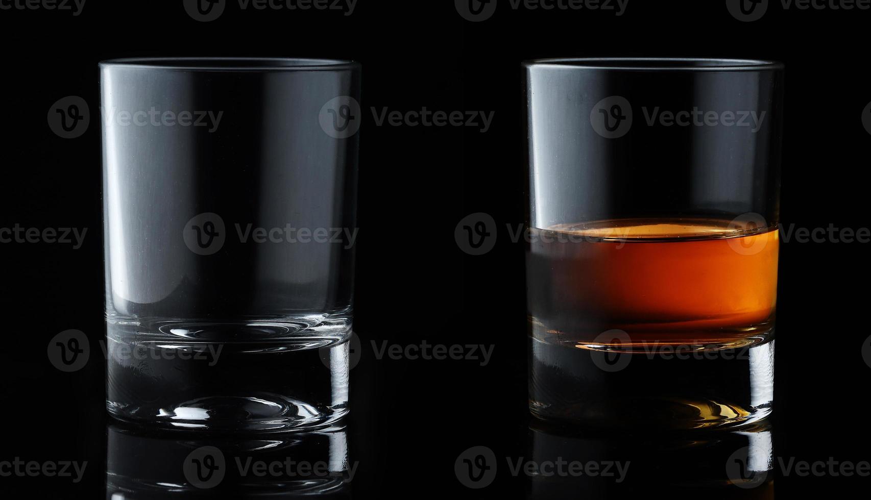 conjunto de bebidas alcohólicas. whisky escocés en vidrio elegante sobre fondo negro. foto