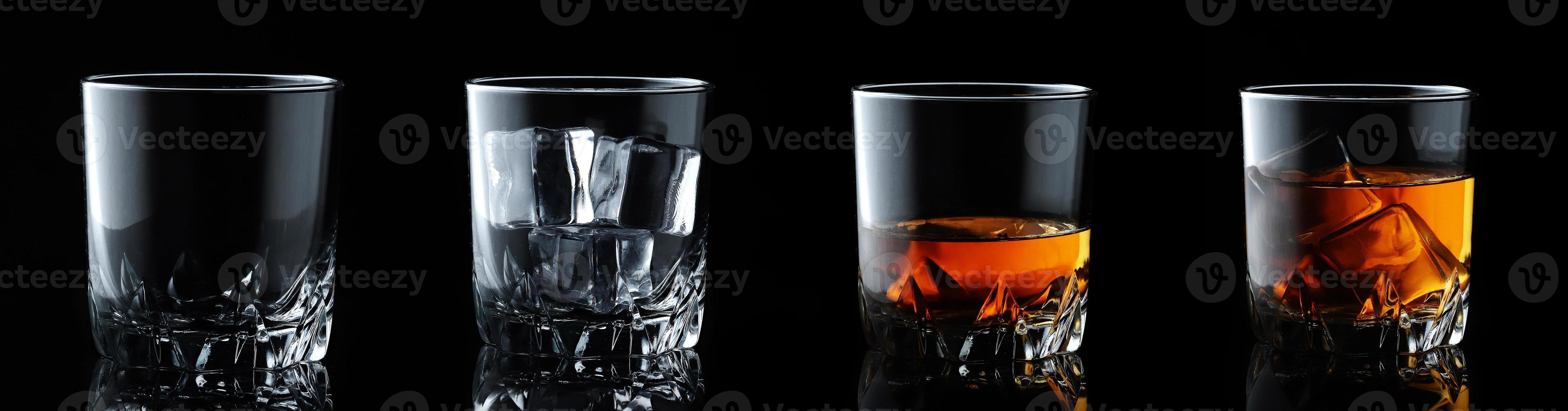 conjunto de bebidas alcohólicas. whisky escocés en vaso elegante con cubitos de hielo sobre fondo negro. foto