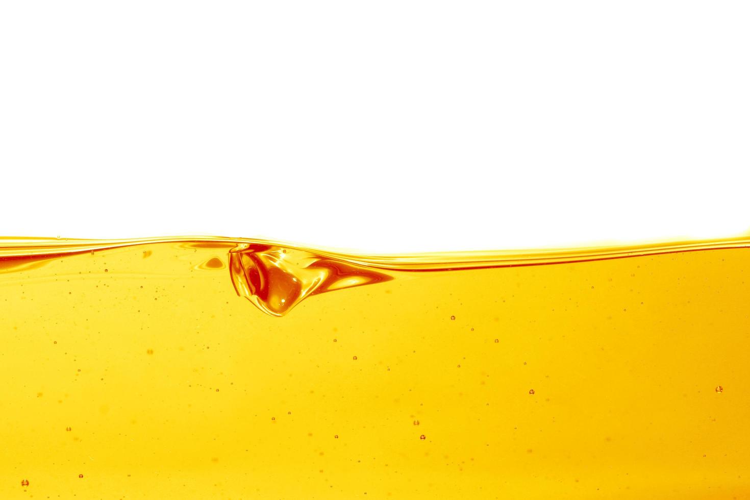 ola de viscosidad del aceite y burbujas de aire dentro del aceite aislado sobre fondo blanco. foto