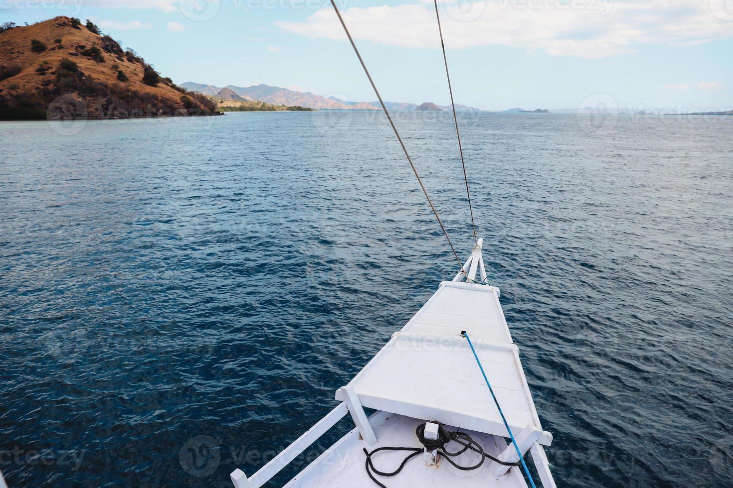 la proa del barco con vistas al mar y a las colinas foto