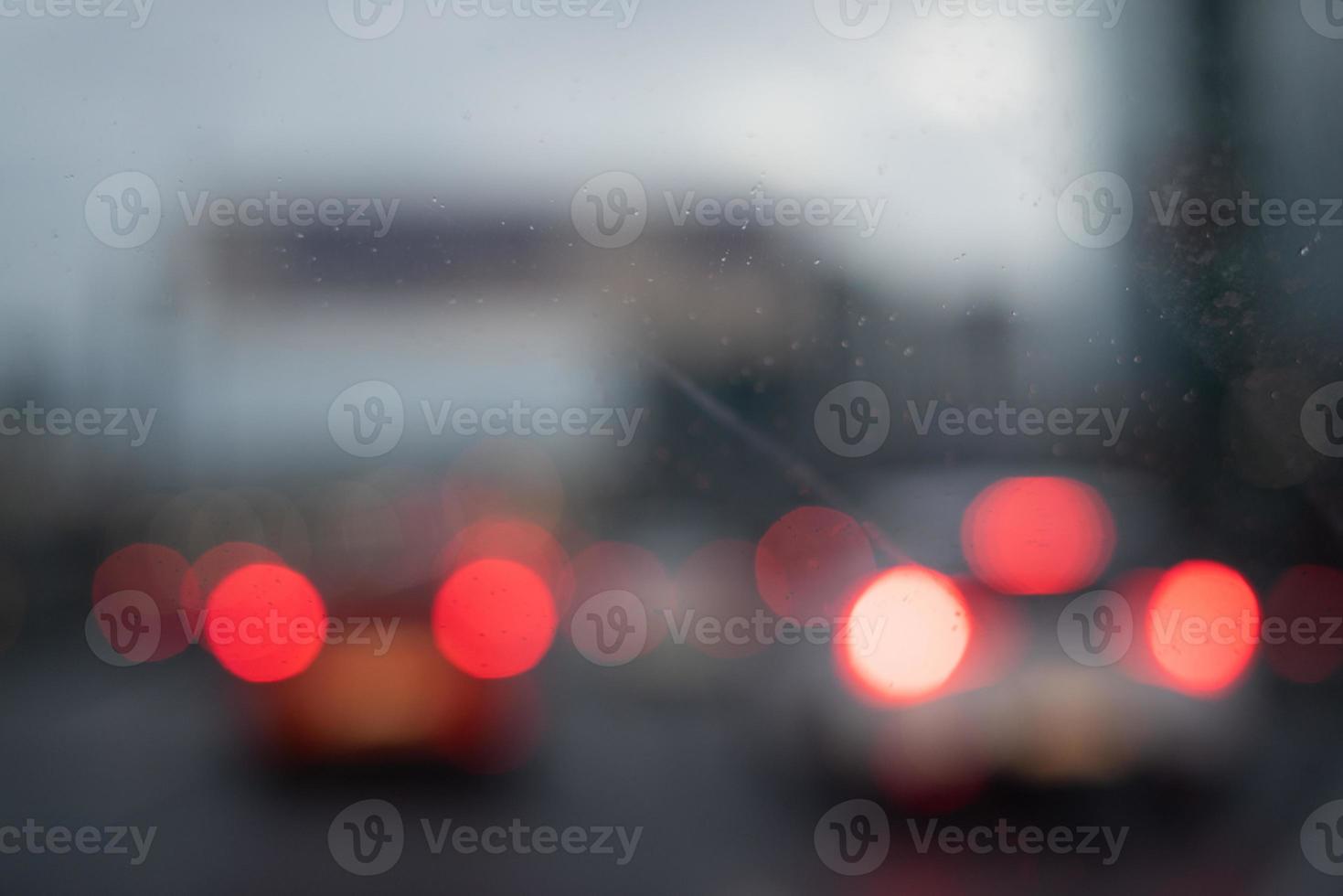 luces de coche borrosas en el tráfico nocturno foto