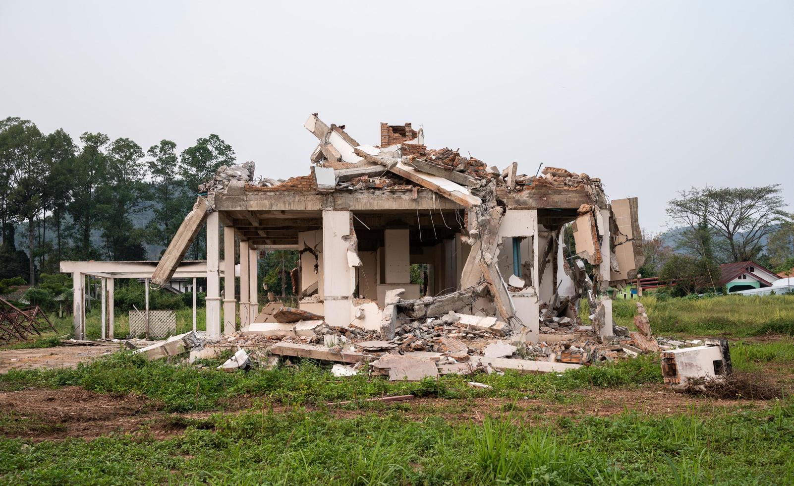 una casa que se derrumbó a causa de un desastre natural como un terremoto o un tornado, etc. Los desastres naturales brindan observaciones sorprendentes sobre el papel de la vulnerabilidad. foto