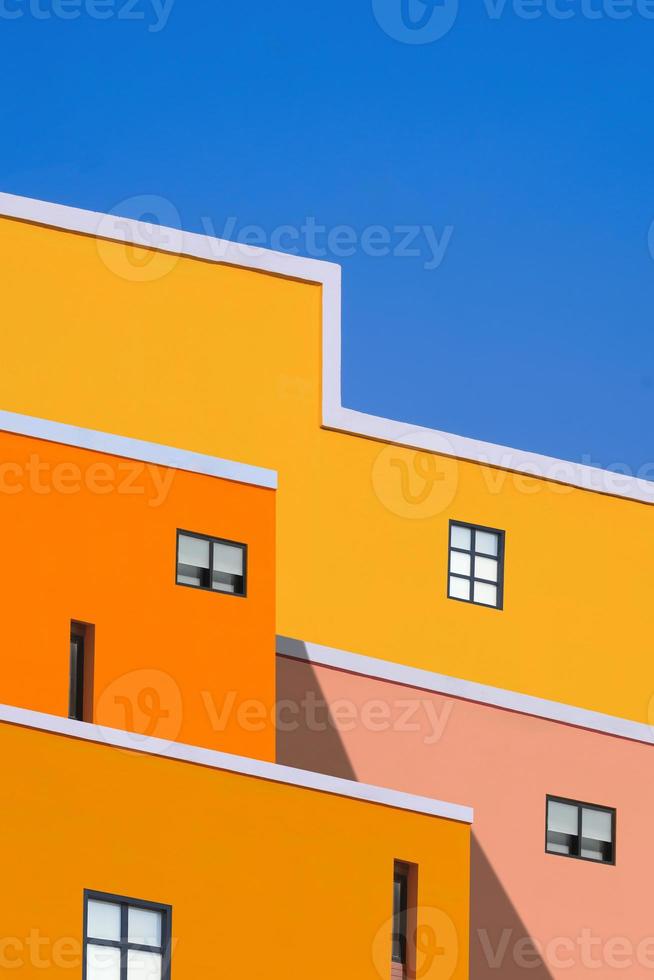 técnicas de manipulación para el diseño de fondo de características arquitectónicas de edificios coloridos contra el cielo azul claro en vista de ángulo bajo y marco vertical foto