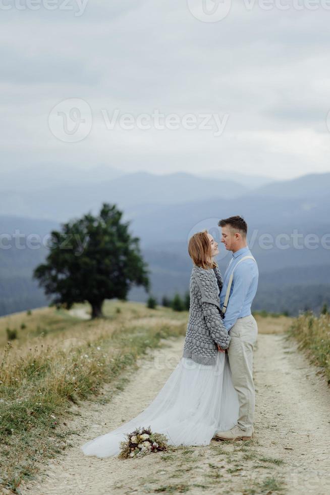 sesión de fotos de los novios en las montañas. foto de boda estilo boho.