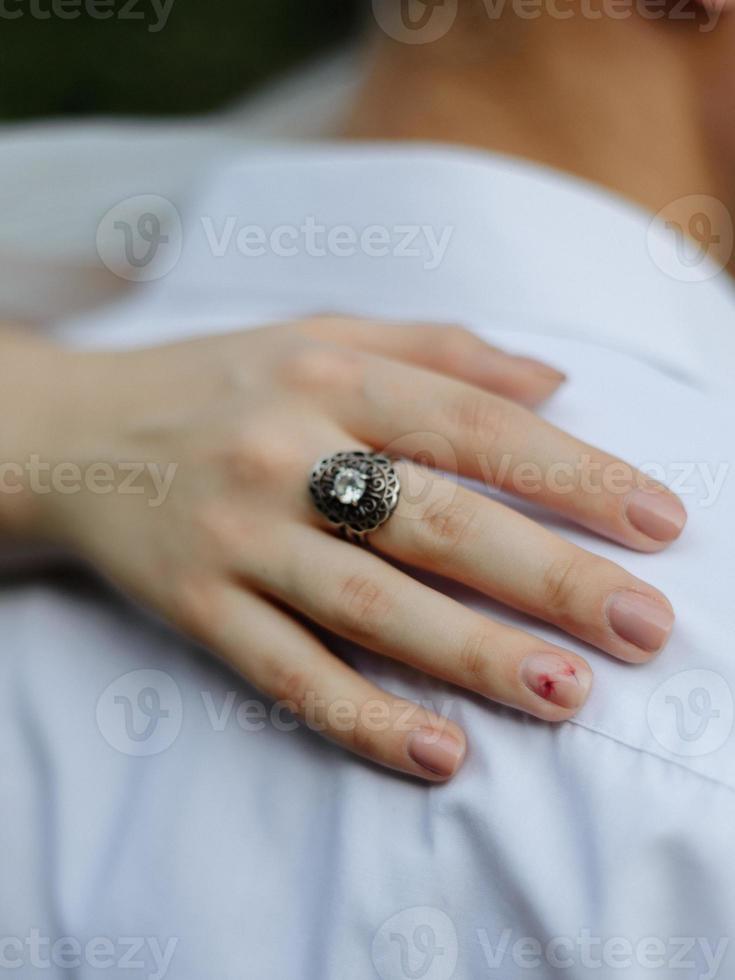 manos femeninas con anillo de primer plano foto