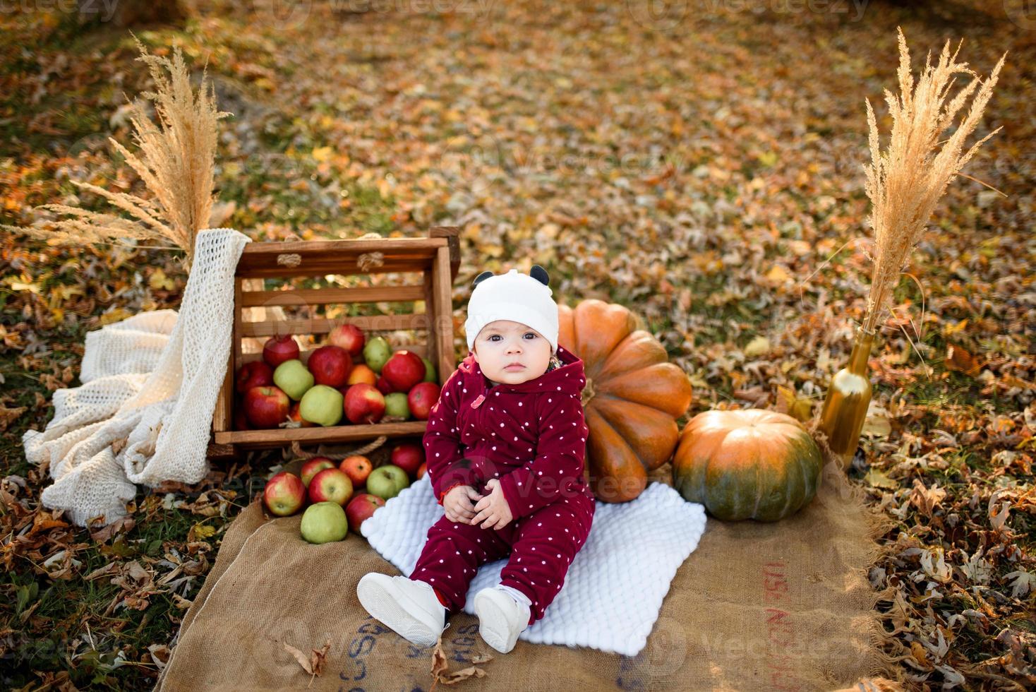 niña feliz en el parque de otoño foto