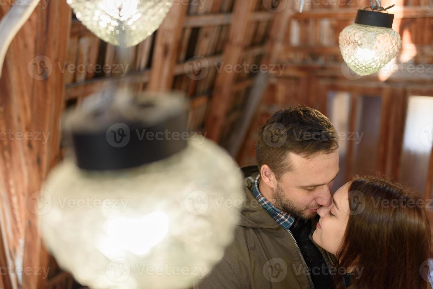 el retrato de pareja de sensualidad besándose. las personas en relación sexualidad tocan la cara y se relajan juntas foto