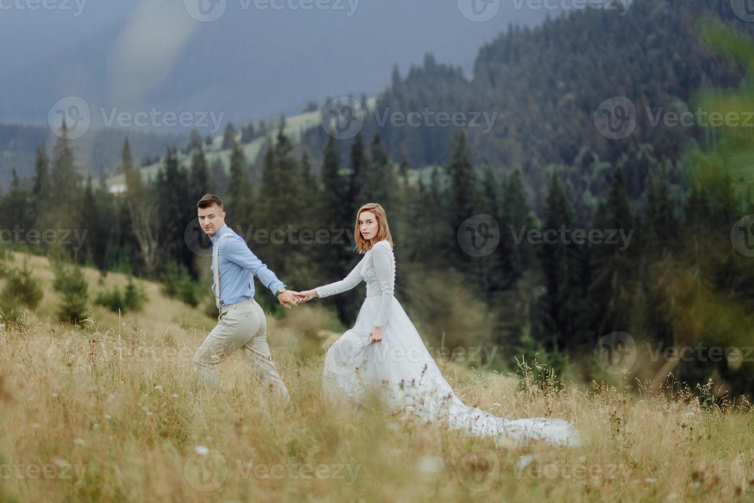 sesión de fotos de los novios en las montañas. foto de boda estilo boho.