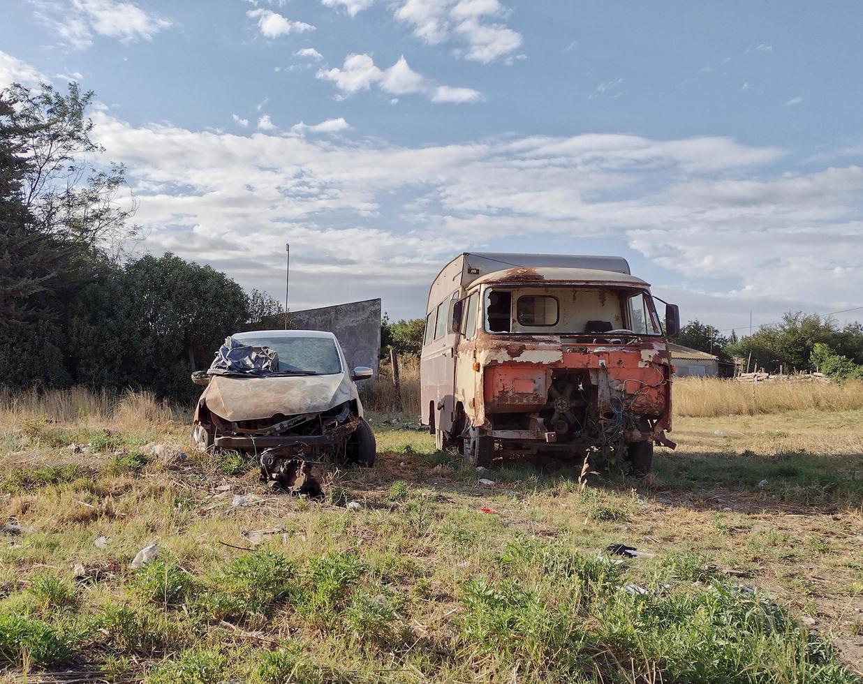 buenos aires, argentina, 2022. transportes destrozados al aire libre foto