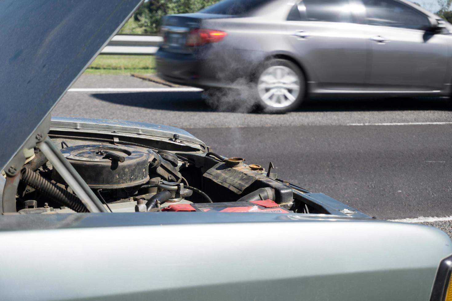 buenos aires, argentina, 2020. problemas de radiador en el auto foto