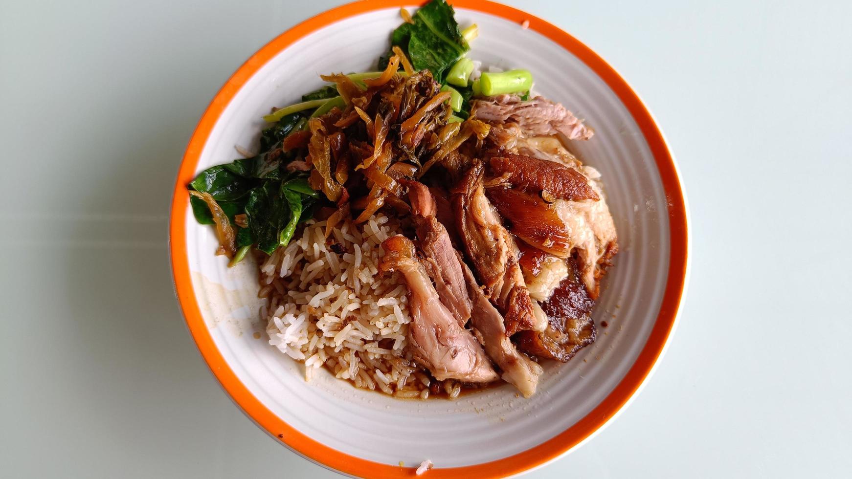 Pierna de cerdo guisada de comida tailandesa con arroz foto