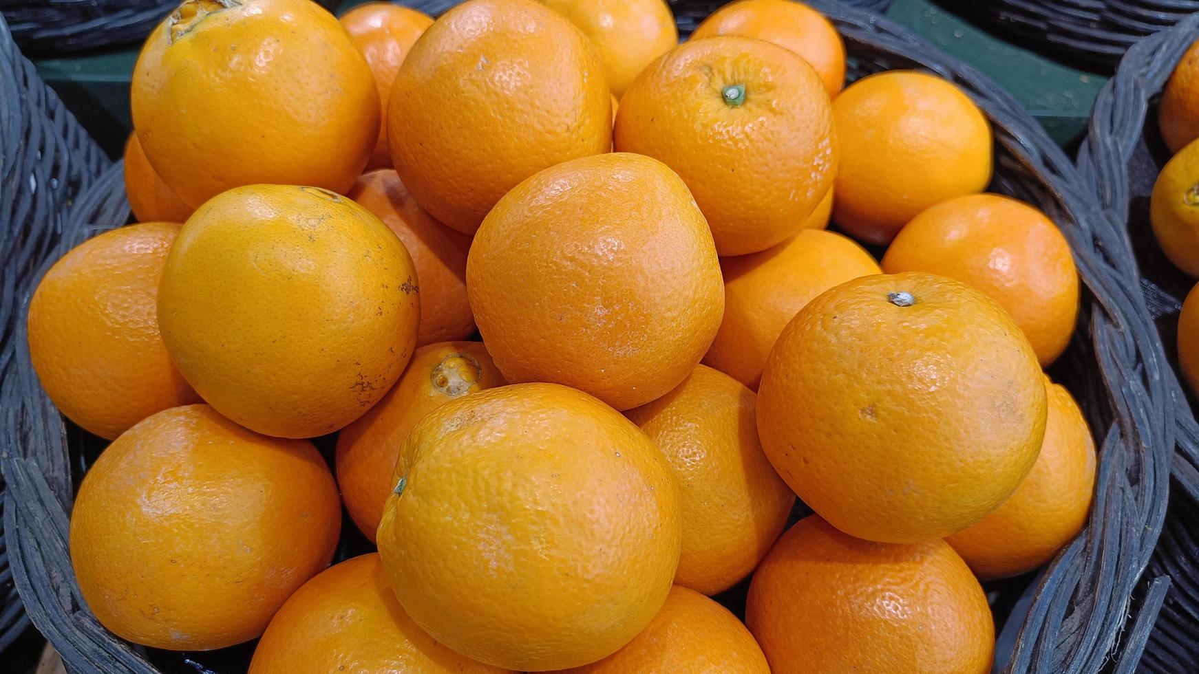 frutas naranjas frescas en la cesta foto