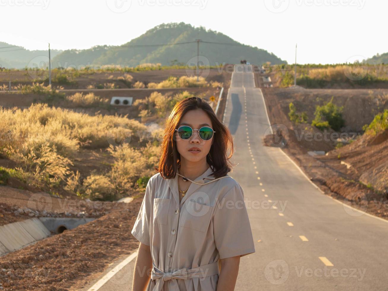 mujer en el camino foto