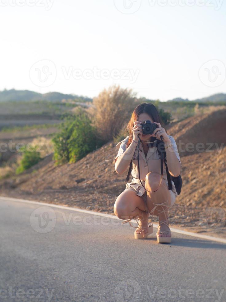 mujer en carretera y cámara foto