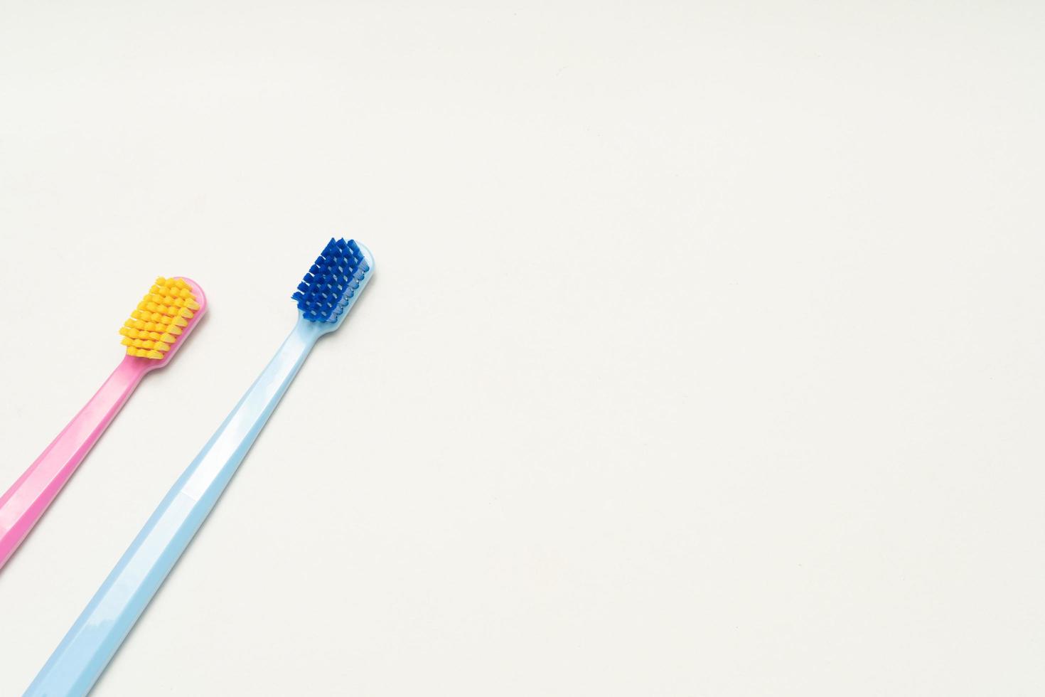 un conceptual de un cepillo de dientes de pareja enamorado. los cepillos de dientes transmiten la relación humana entre un hombre y una mujer. foto