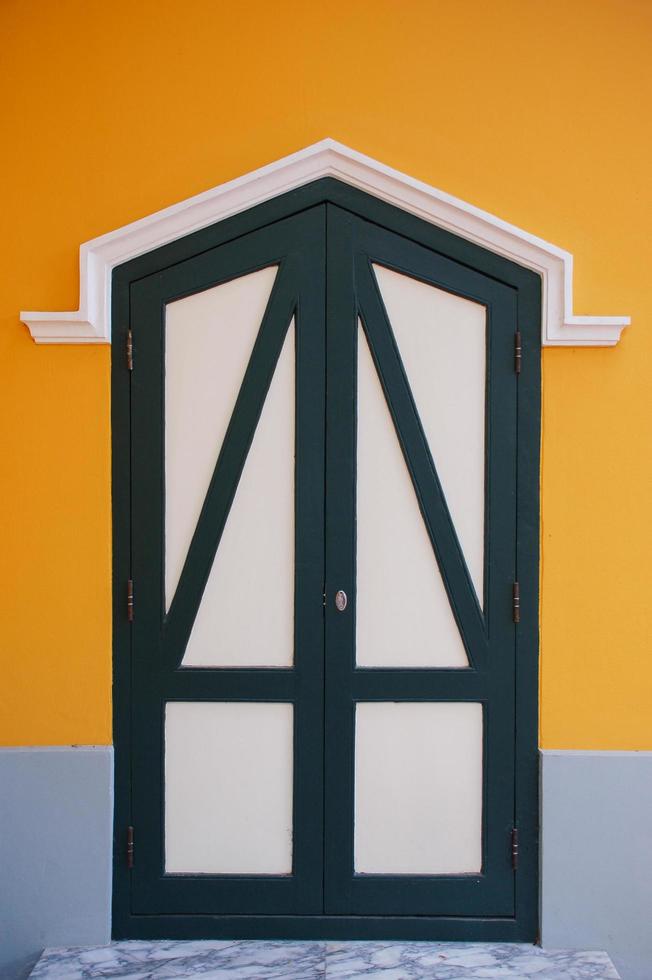 puerta de madera sobre fondo de pared naranja foto