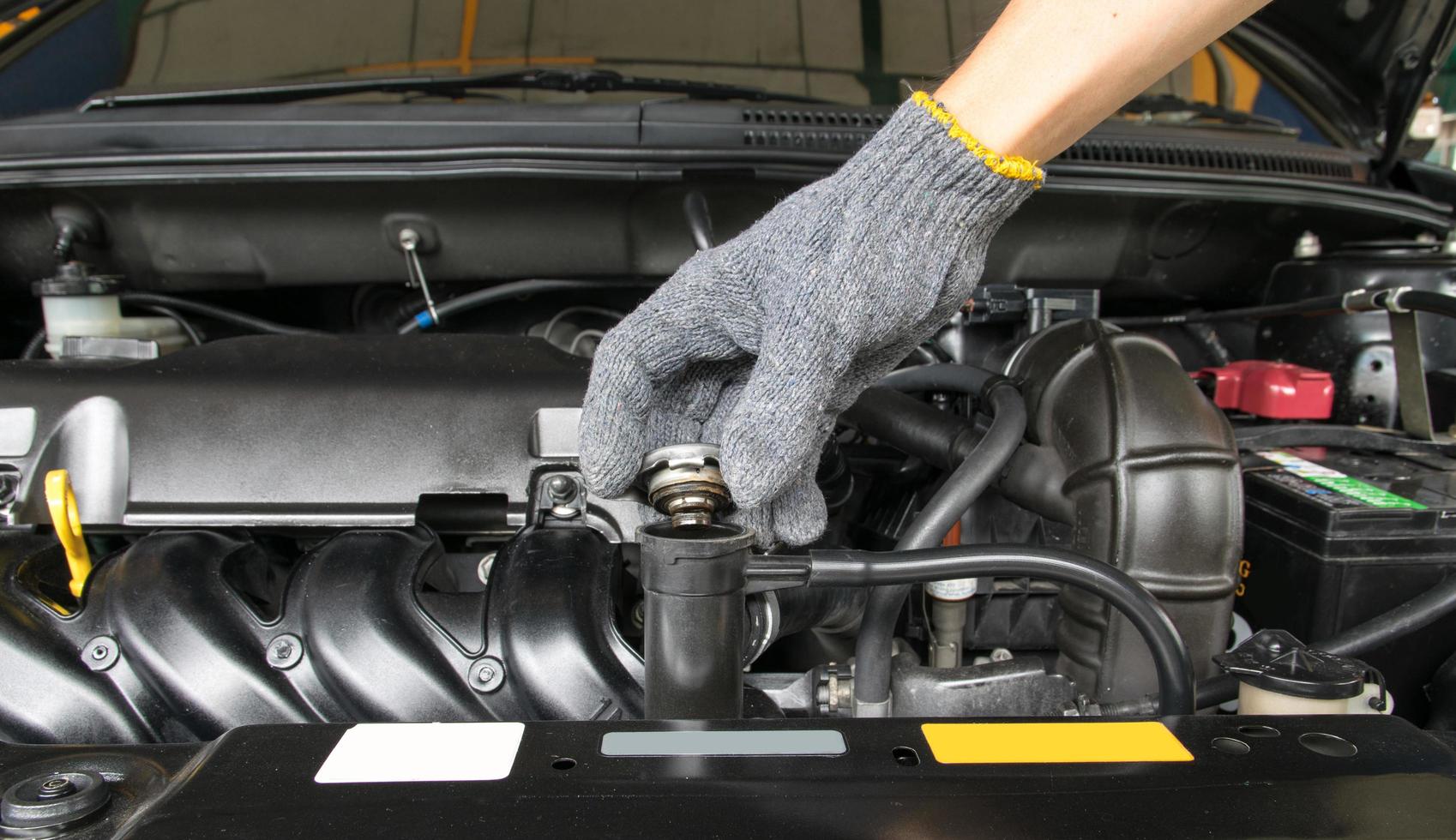 Tapa metálica de válvula abierta a mano en un radiador para refrigeración del motor foto