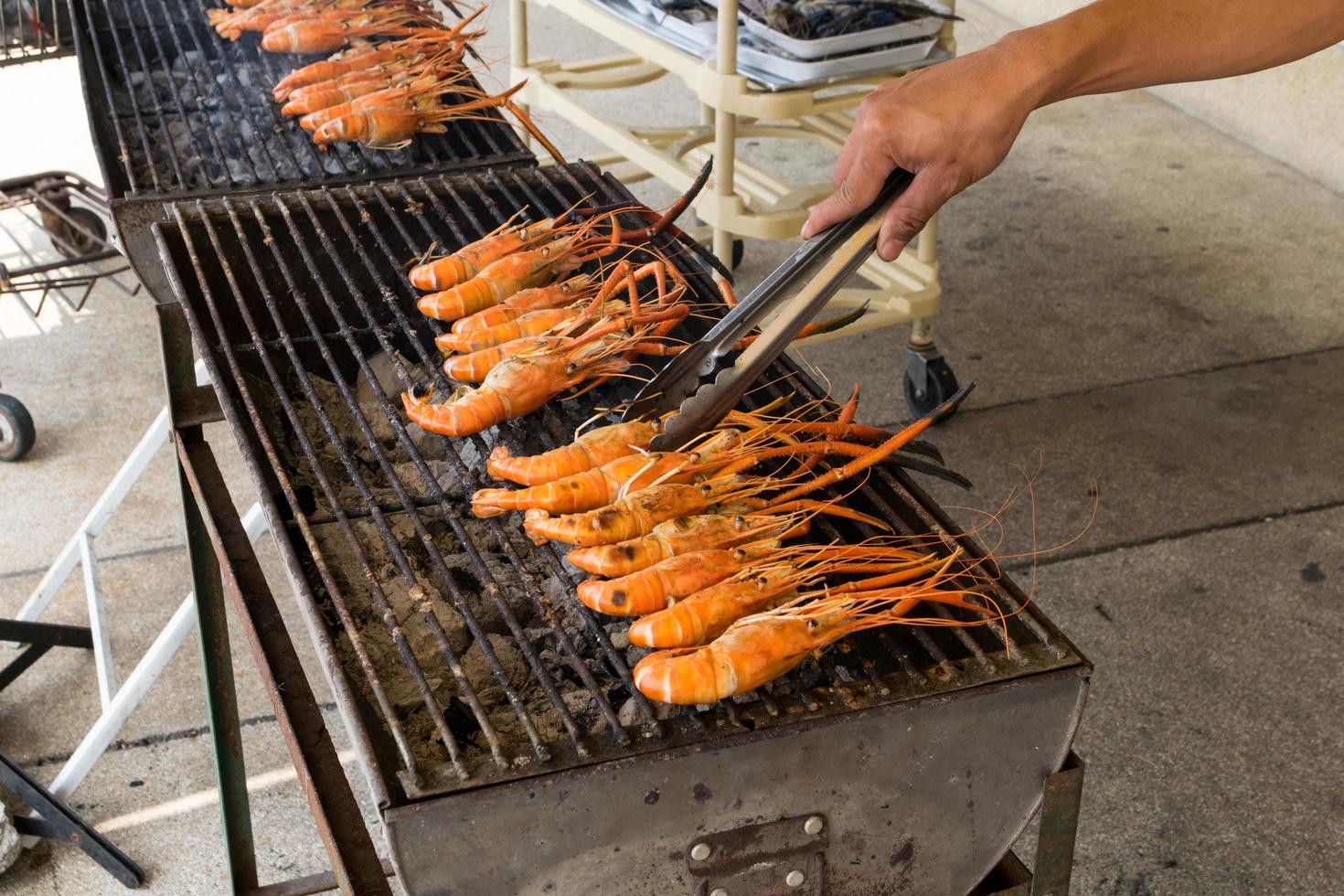 camarones a la parrilla con la mano foto