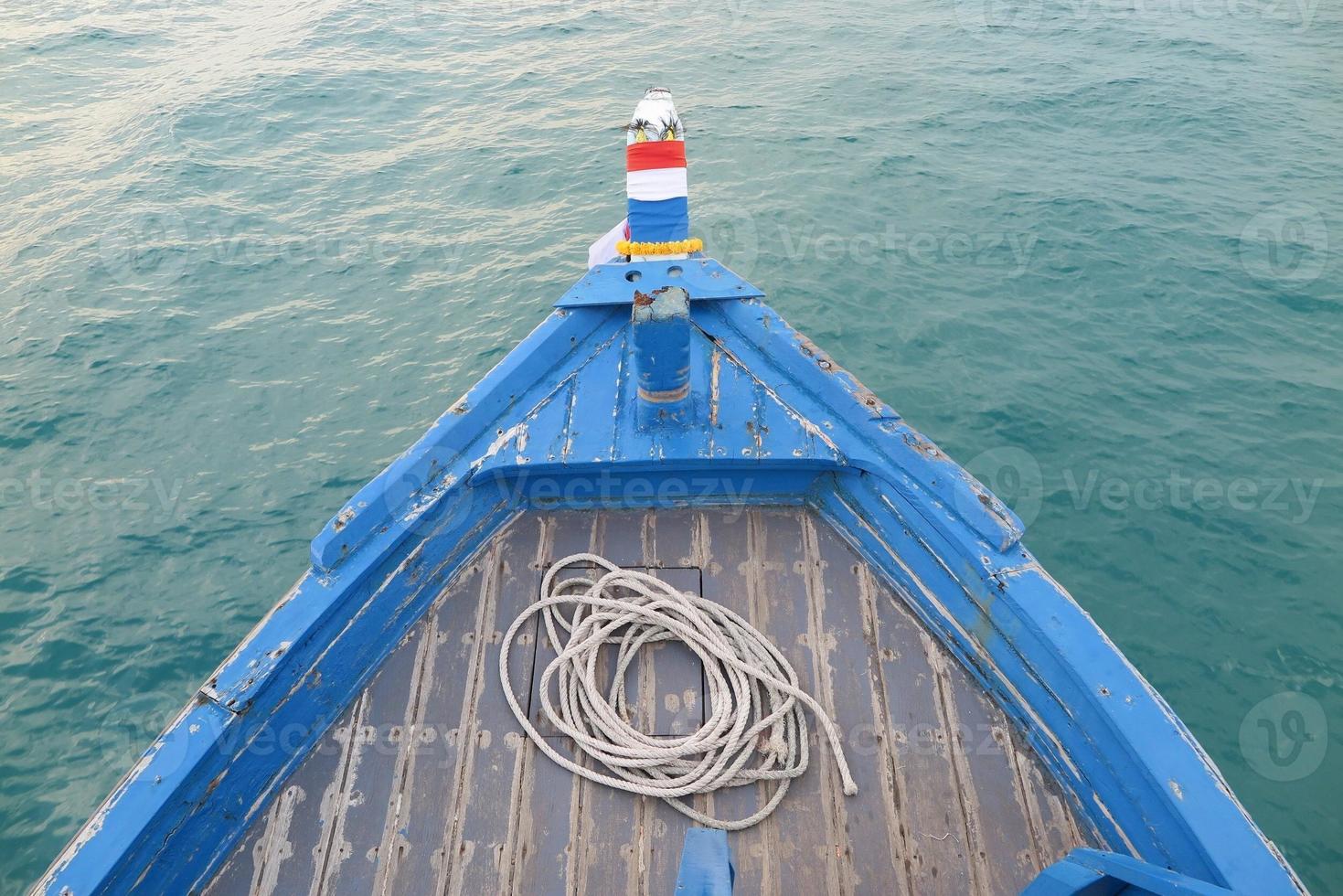 barco de madera en el océano foto