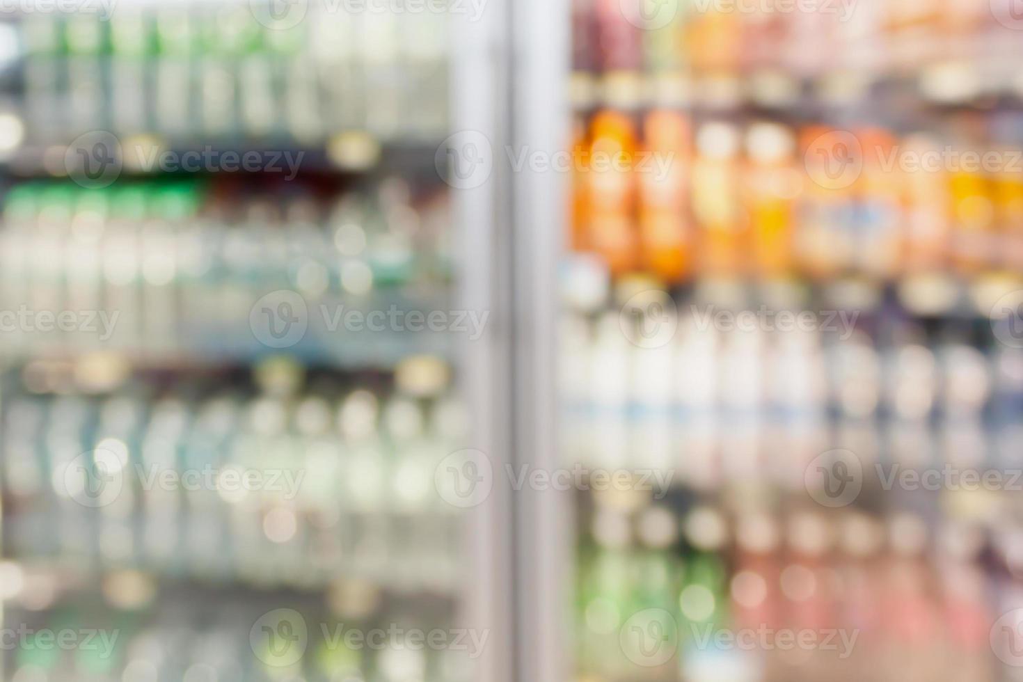 estantes del refrigerador de la tienda de conveniencia fondo borroso foto