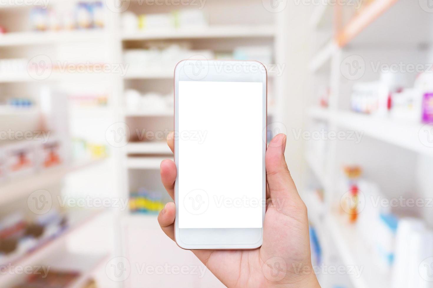 mujer usando teléfono inteligente móvil en la farmacia foto