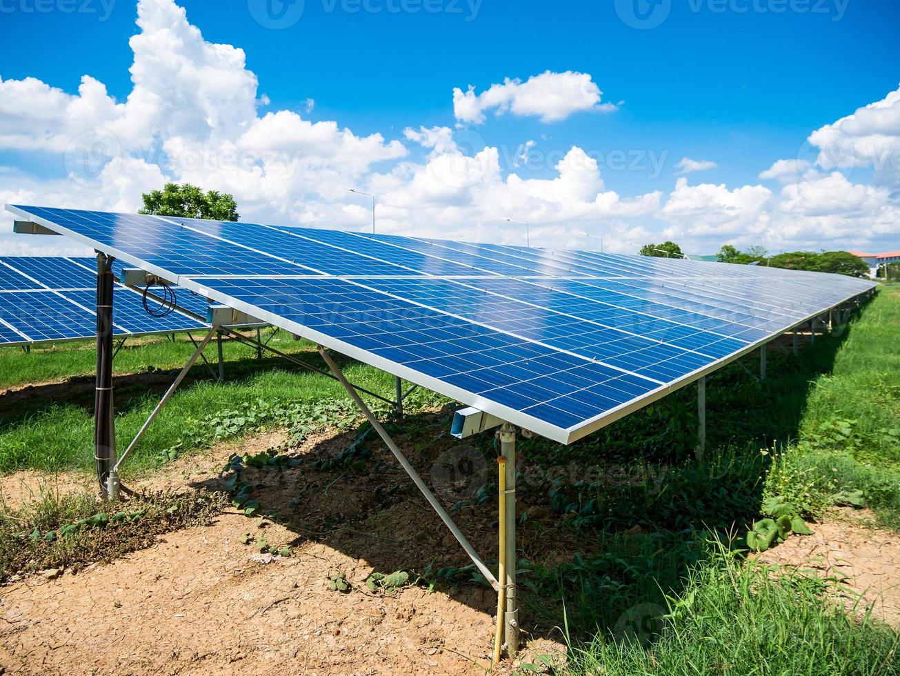 paneles solares con cielo azul y nubes foto