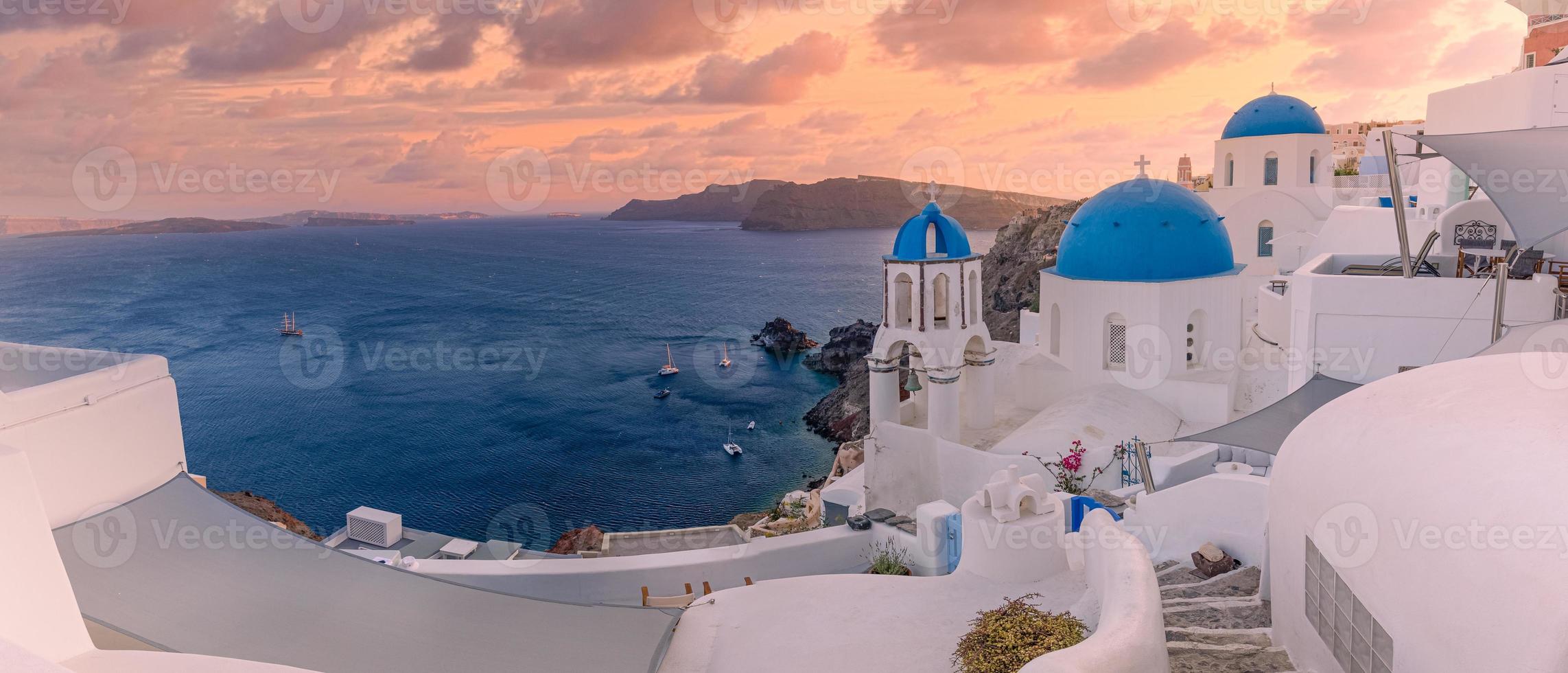 increíble vista nocturna de la isla de santorini. pintoresca puesta de sol de primavera en la famosa oia, grecia, europa. fondo del concepto de viaje. destino de vacaciones de verano foto