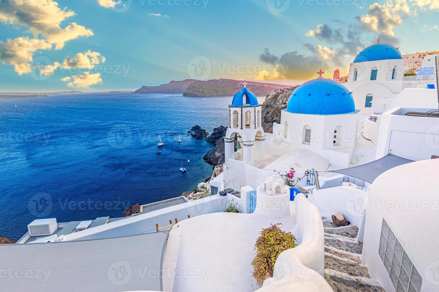 isla de santorini, grecia. paisaje de verano increíblemente romántico en santorini. Pueblo de Oia a la luz de la mañana. Increíble vista con casas blancas. Isla de los amantes, concepto de fondo de vacaciones y viajes foto