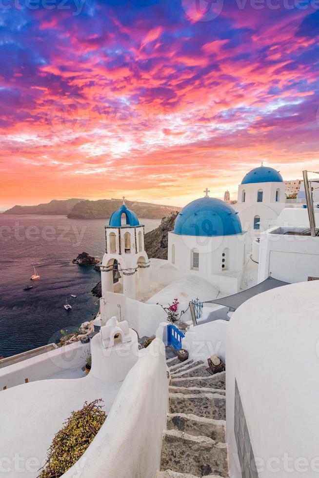 increíble vista nocturna de la isla de santorini. pintoresca puesta de sol de primavera en la famosa oia, grecia, europa. fondo del concepto de viaje. destino de vacaciones de verano foto