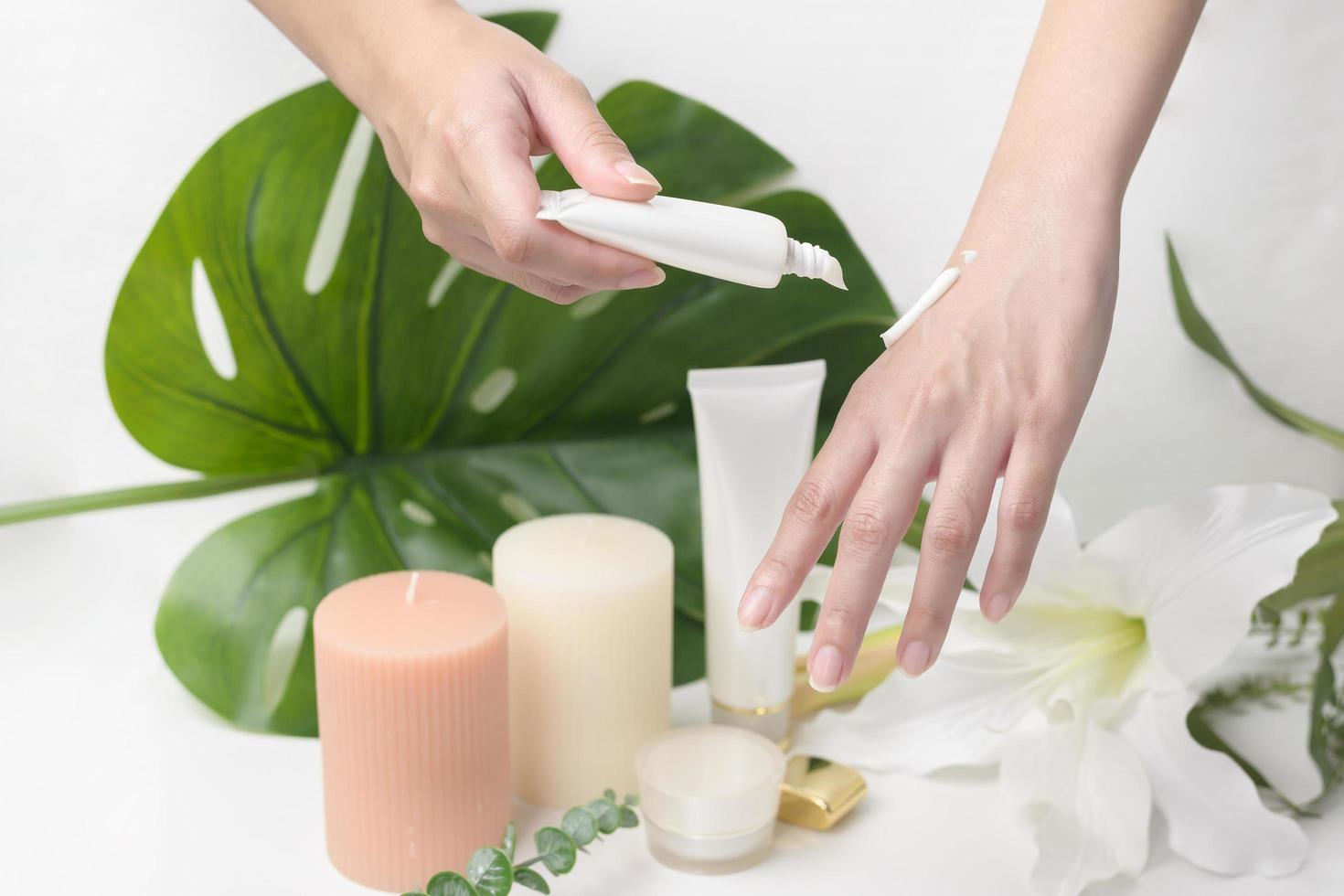 close up hand of applying moisturizing cream, skincare and beauty concept photo