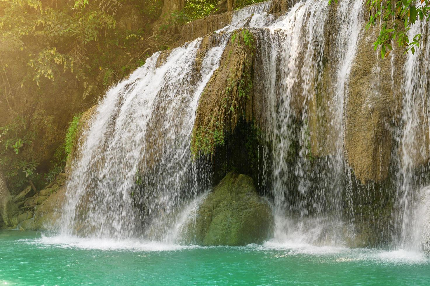 hermosa cascada y piscina esmeralda en la selva tropical en tailandia. foto