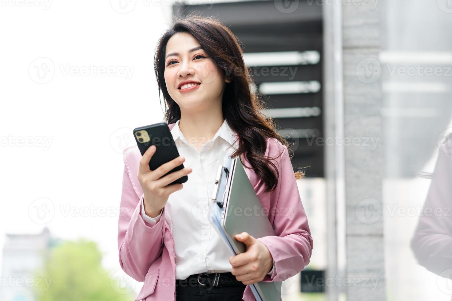 imagen de mujer de negocios asiática en la calle foto